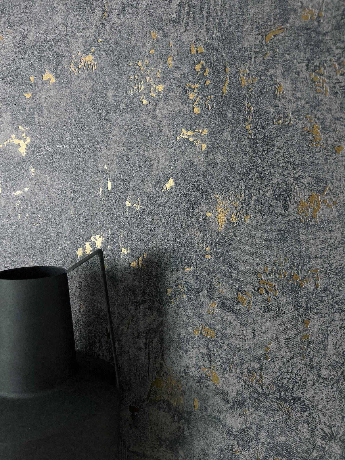 Papier peint intissé effet béton métallique | Newroom Kehda gris, beige & anthracite - © 2026 Le Grimoire Ancien