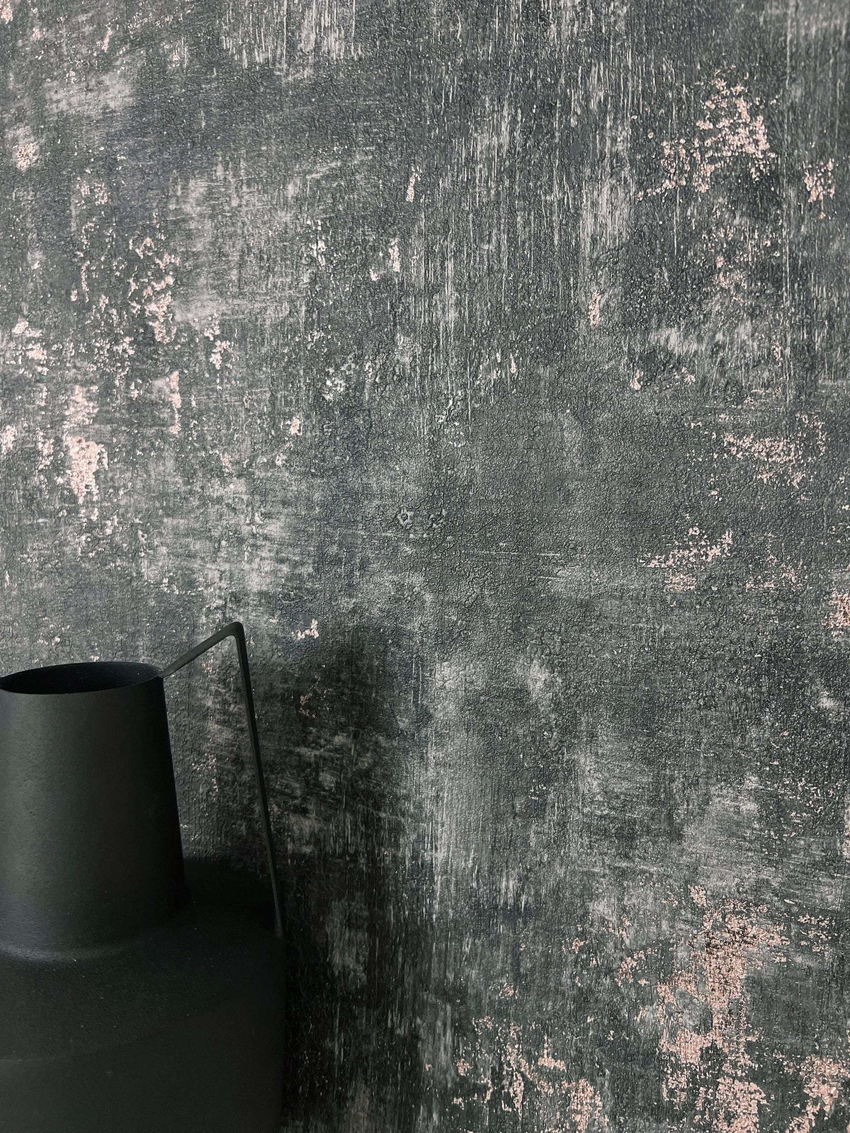Papier peint intissé effet enduit béton métallique | Newroom Tyana — Noir, Bleu, Gris & Beige - © 2026 Le Grimoire Ancien