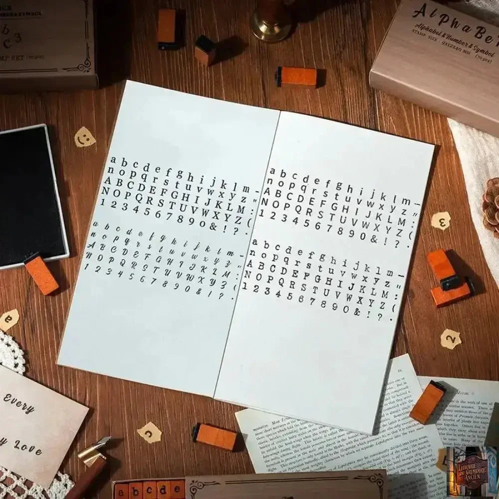 70 pièces symboles lettres rétro (1 Lot) - © 2026 Le Grimoire Ancien