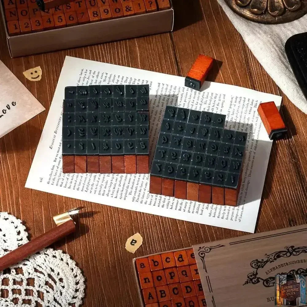 70 pièces symboles lettres rétro (1 Lot) - © 2026 Le Grimoire Ancien