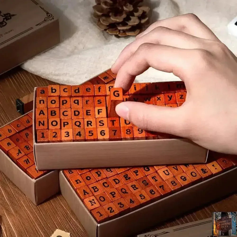 70 pièces symboles lettres rétro (1 Lot) - © 2026 Le Grimoire Ancien