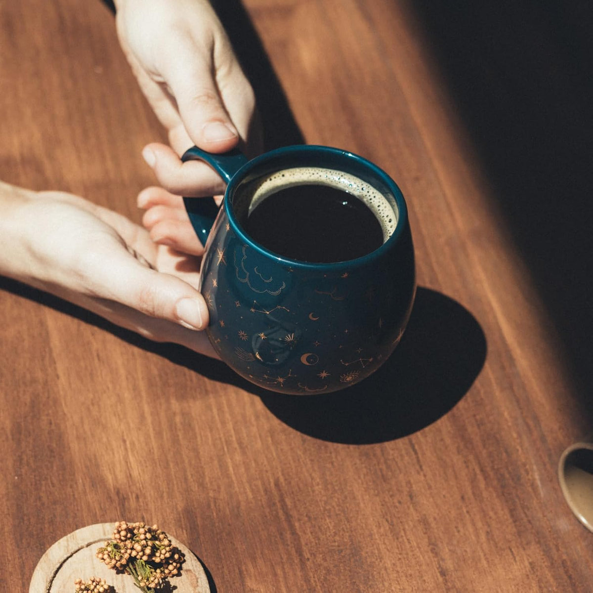 Mug Astral 350 ml – Bleu marine & doré – Tarot & Astrologie | Grupo Erik