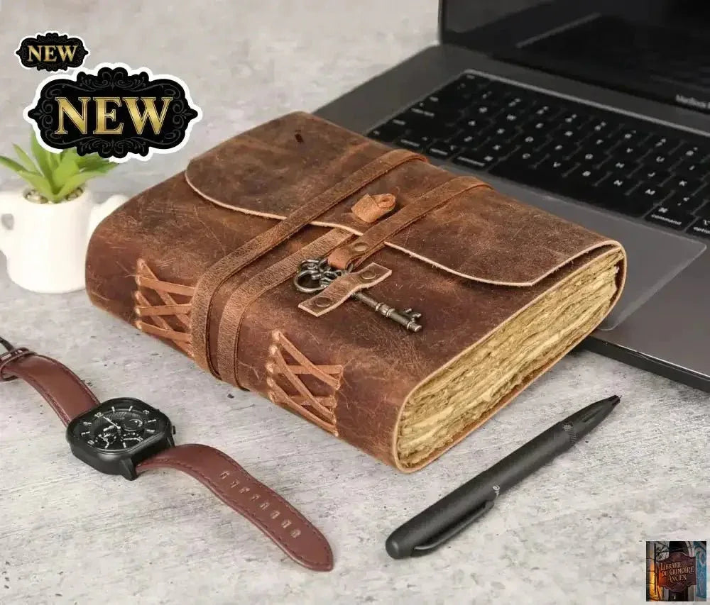 Journal en cuir avec papier ligné et non doublé de 20,3 x 15,2 cm et clé vintage - © 2026 Le Grimoire Ancien