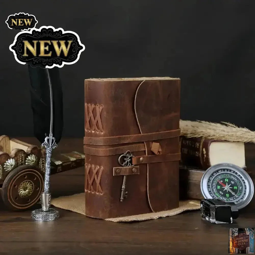 Journal en cuir avec papier ligné et non doublé de 20,3 x 15,2 cm et clé vintage - © 2026 Le Grimoire Ancien