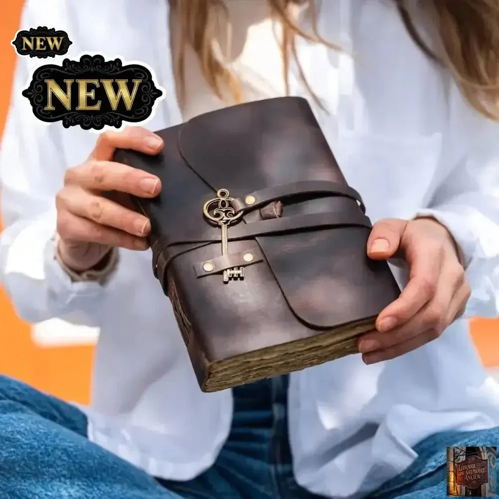 Journal en cuir avec papier ligné et non doublé de 20,3 x 15,2 cm et clé vintage - © 2026 Le Grimoire Ancien