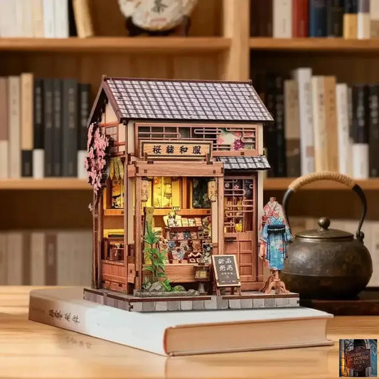 Maison miniature en bois pour bibliothèque - © 2026 Le Grimoire Ancien