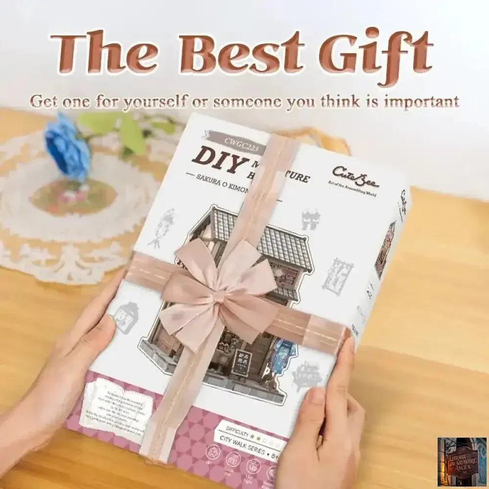 Maison miniature en bois pour bibliothèque - © 2026 Le Grimoire Ancien