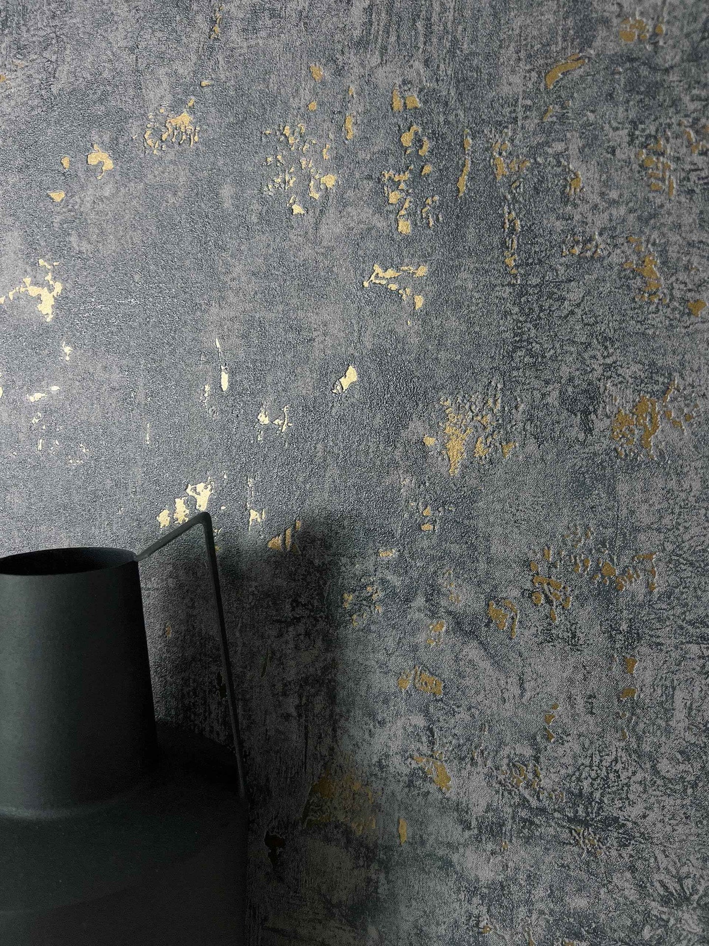 Papier peint intissé effet béton métallique | Newroom Kehda gris, beige & anthracite - © 2026 Le Grimoire Ancien