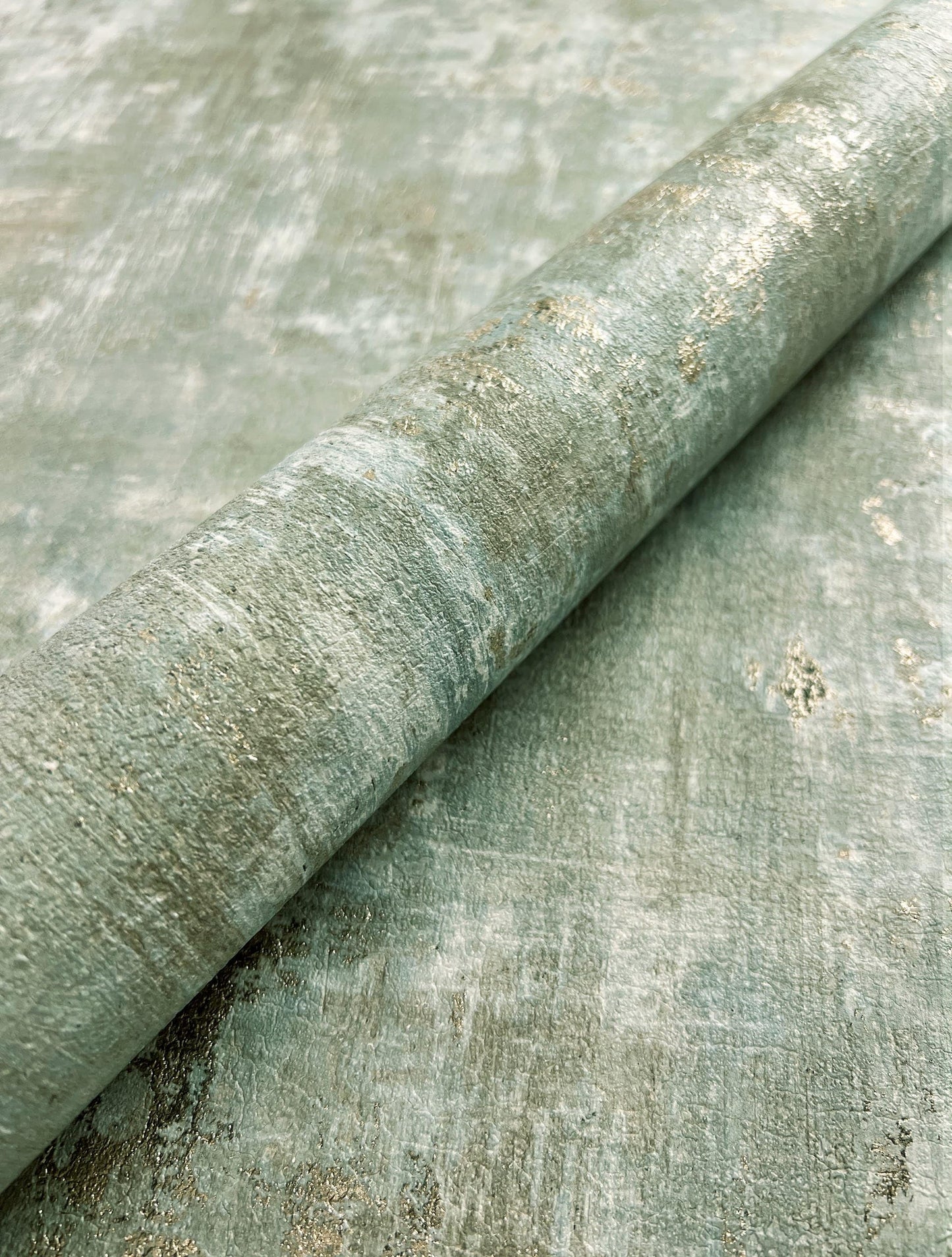 Papier peint intissé effet enduit béton métallique | Newroom Tyana — Noir, Bleu, Gris & Beige - © 2026 Le Grimoire Ancien