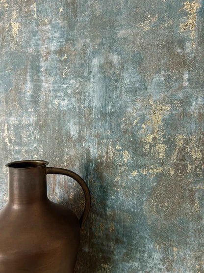 Papier peint intissé effet enduit béton métallique | Newroom Tyana — Noir, Bleu, Gris & Beige - © 2026 Le Grimoire Ancien