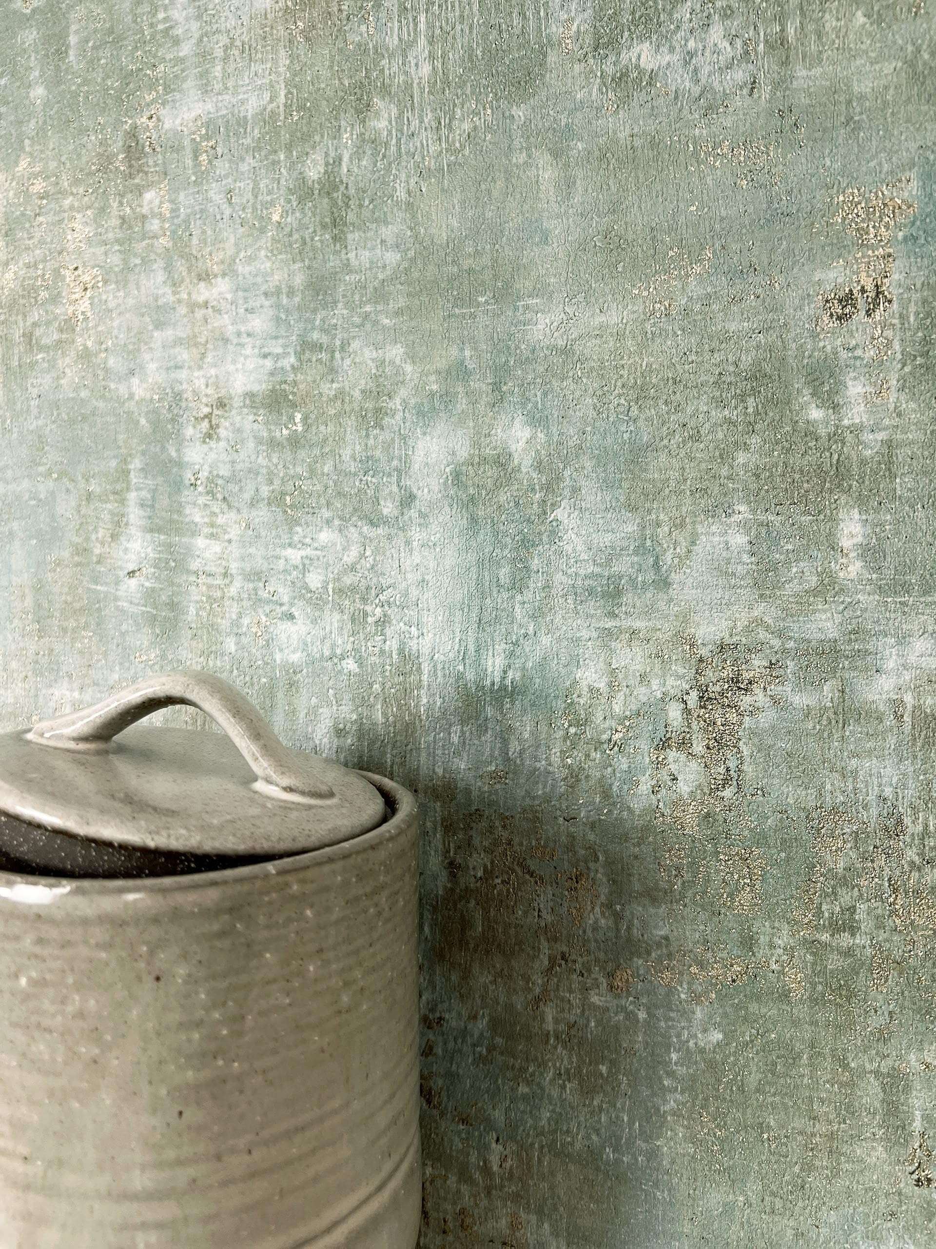 Papier peint intissé effet enduit béton métallique | Newroom Tyana — Noir, Bleu, Gris & Beige - © 2026 Le Grimoire Ancien