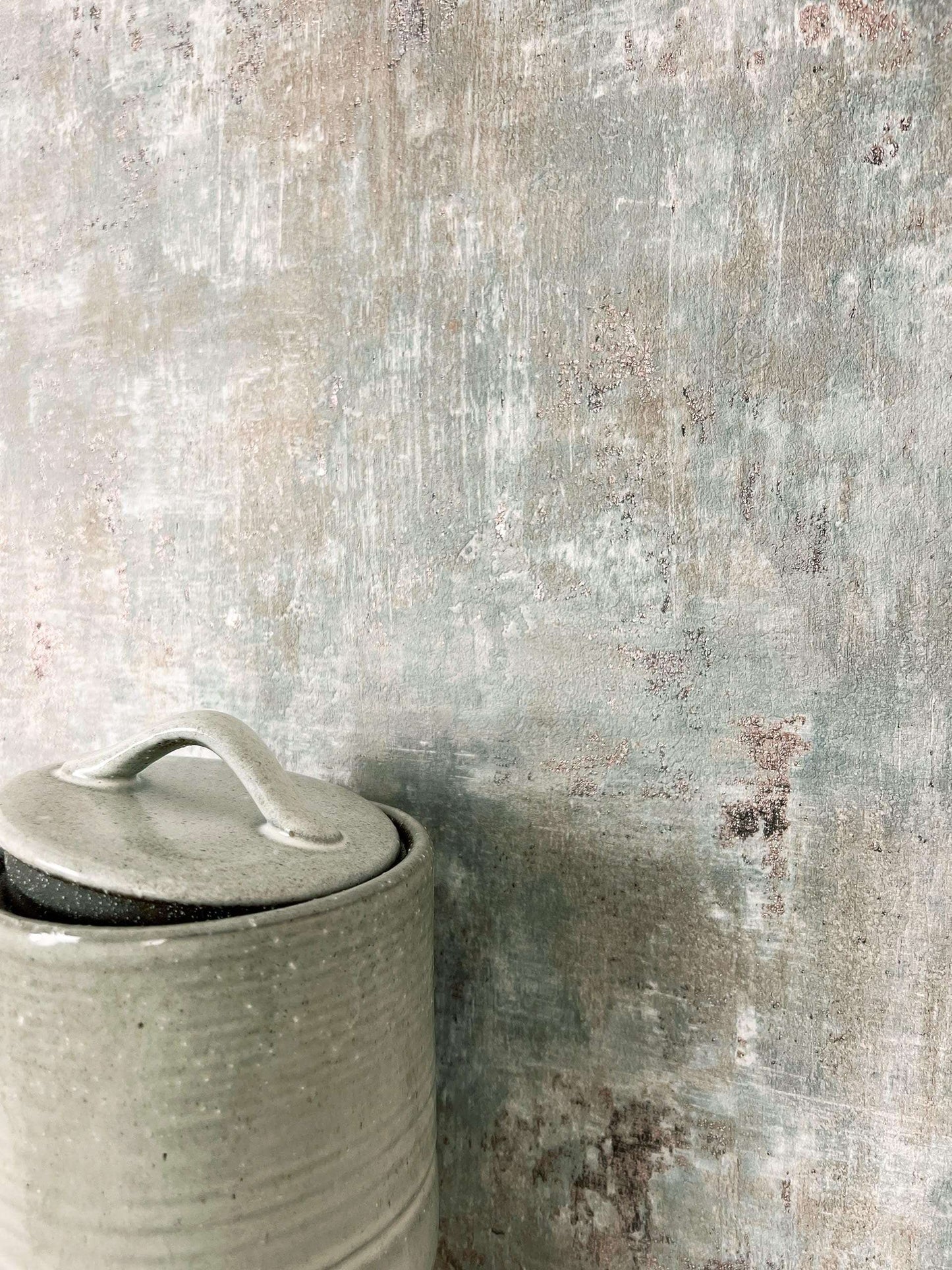 Papier peint intissé effet enduit béton métallique | Newroom Tyana — Noir, Bleu, Gris & Beige - © 2026 Le Grimoire Ancien