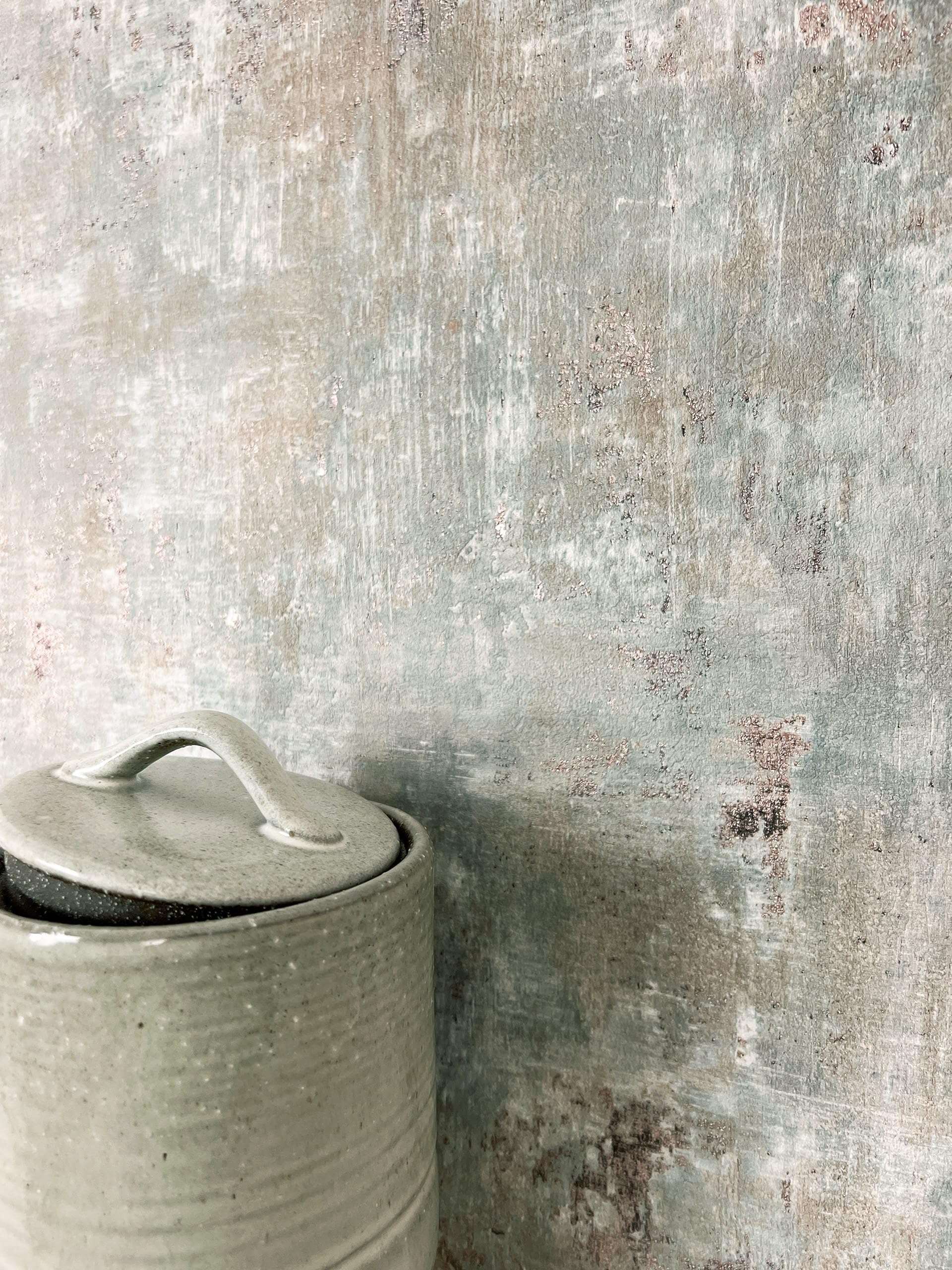 Papier peint intissé effet enduit béton métallique | Newroom Tyana — Noir, Bleu, Gris & Beige - © 2026 Le Grimoire Ancien