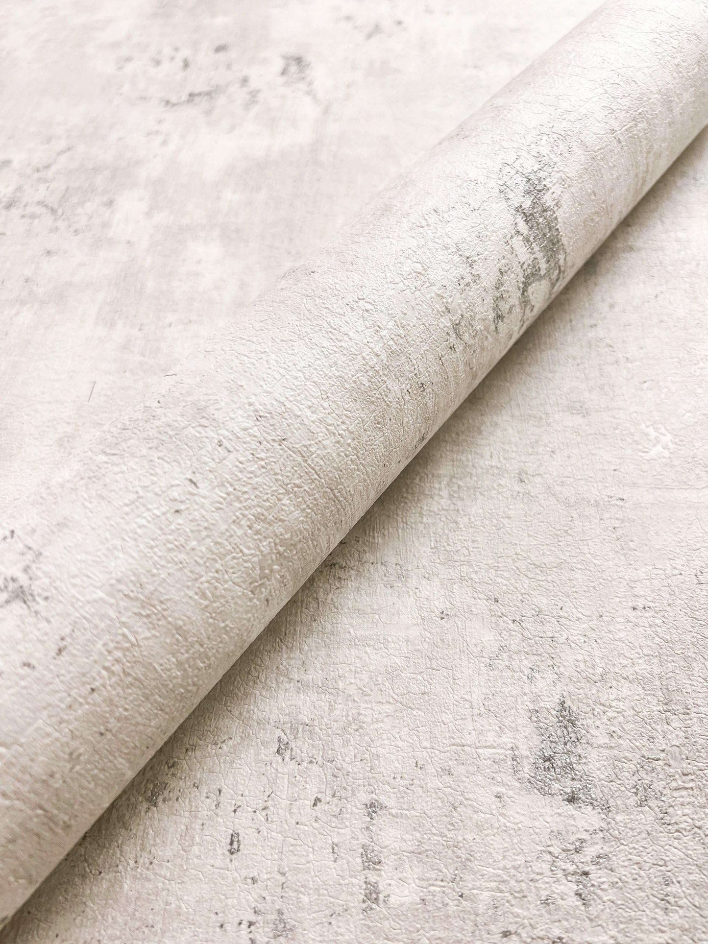 Papier peint intissé effet enduit béton métallique | Newroom Tyana — Noir, Bleu, Gris & Beige - © 2026 Le Grimoire Ancien