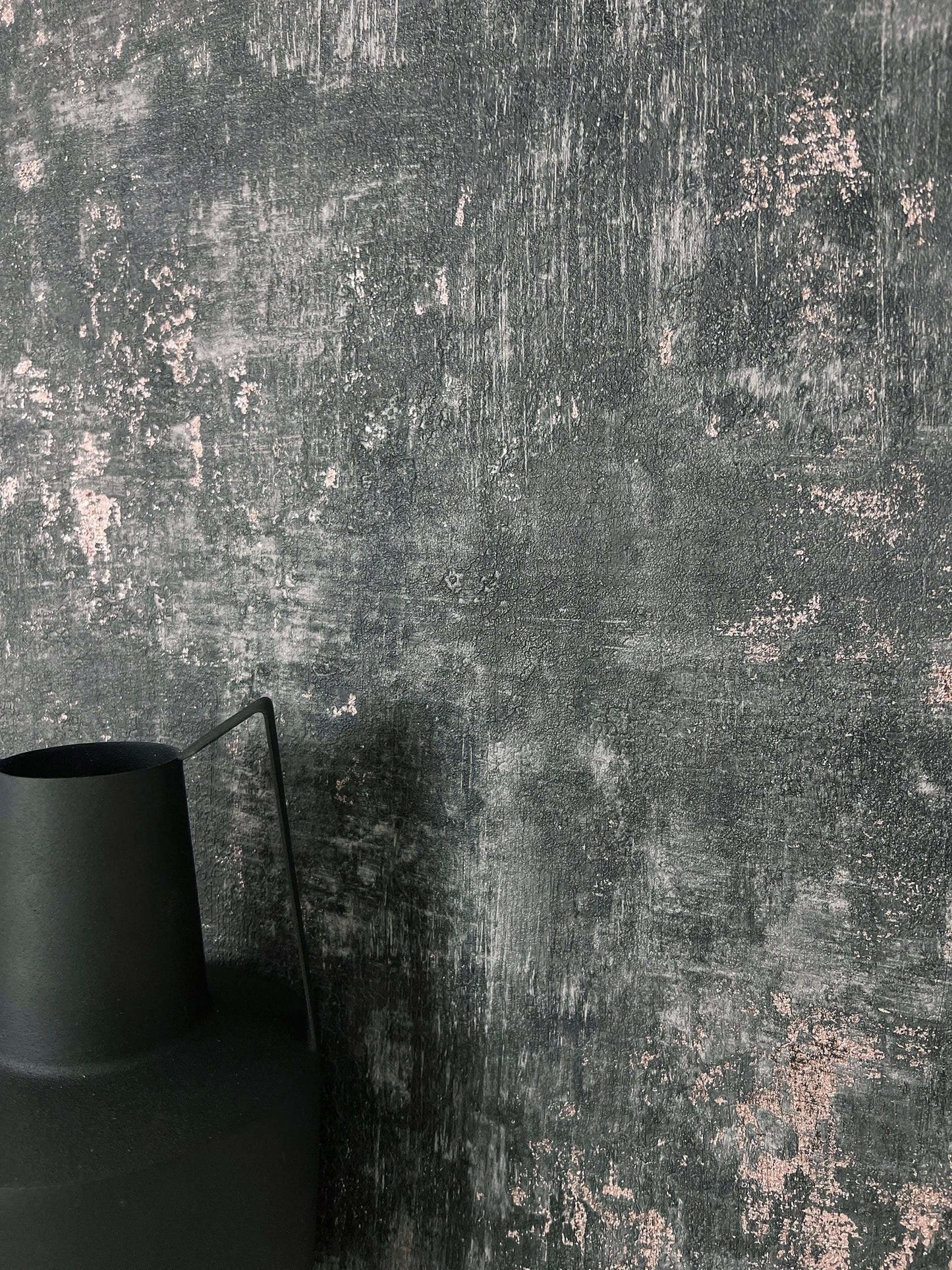 Papier peint intissé effet enduit béton métallique | Newroom Tyana — Noir, Bleu, Gris & Beige - © 2026 Le Grimoire Ancien