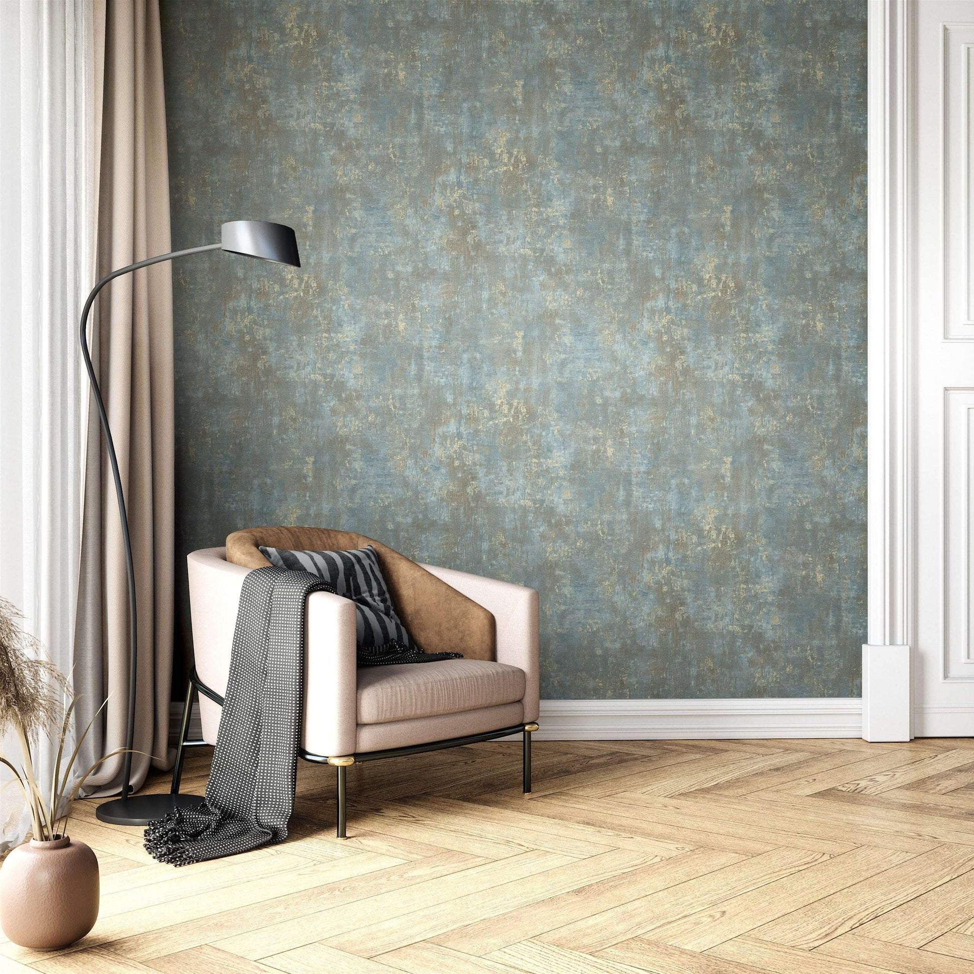 Papier peint intissé effet enduit béton métallique | Newroom Tyana — Noir, Bleu, Gris & Beige - © 2026 Le Grimoire Ancien