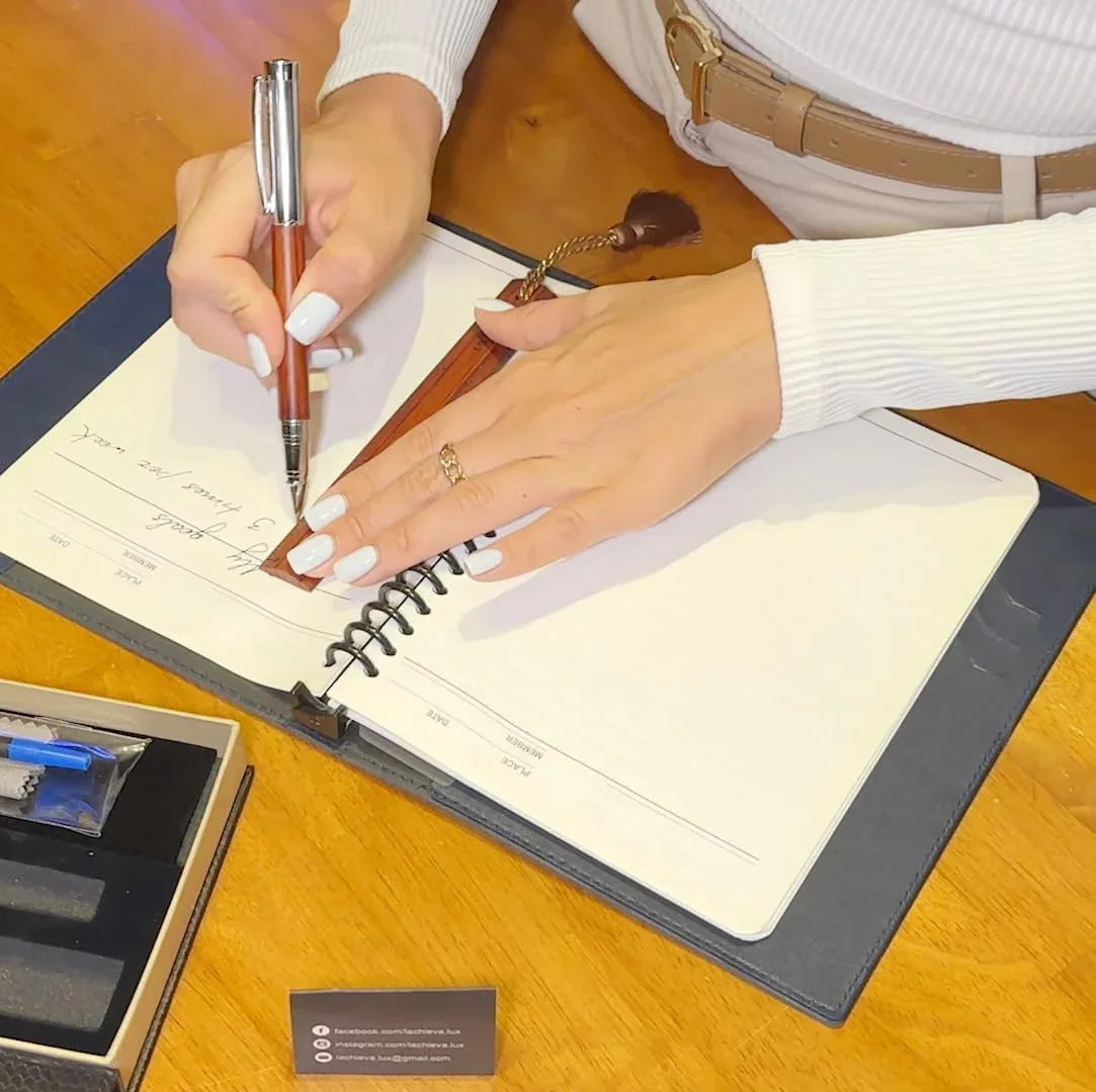 Superbe stylo roller en noyer avec règle/marque-page Cadeau de luxe pour femme et homme - © 2026 Le Grimoire Ancien