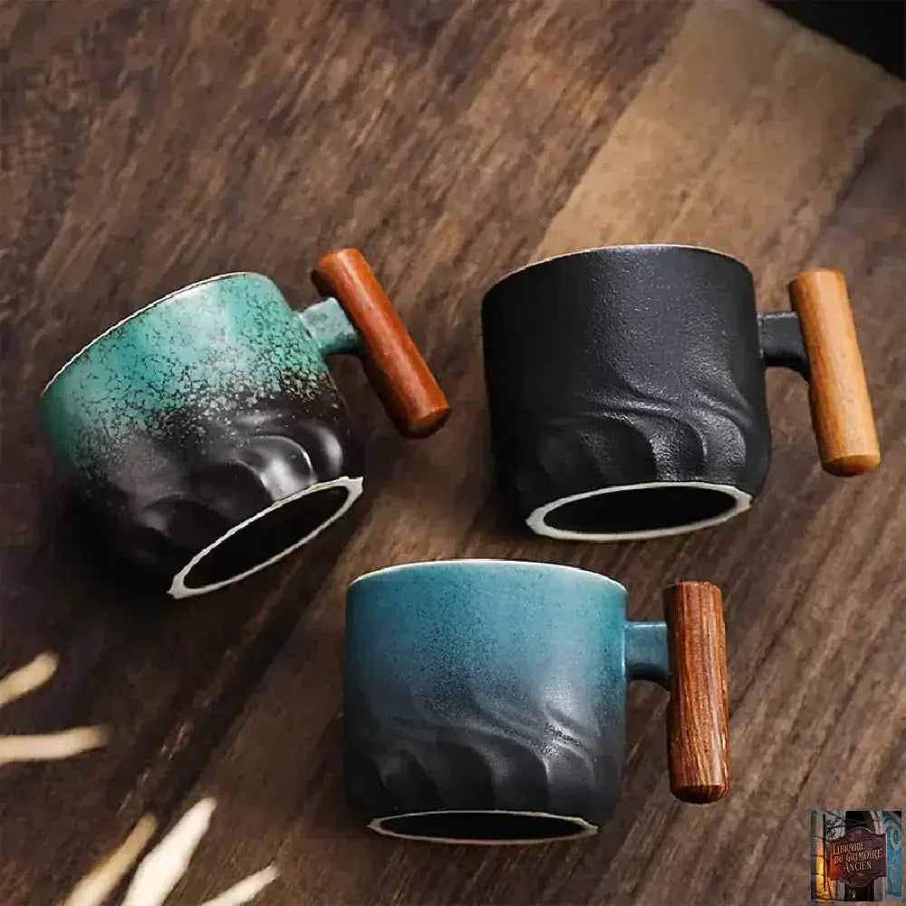Tasse à café créative faite à la main, exquise, vintage, avec manche en bois - © 2026 Le Grimoire Ancien
