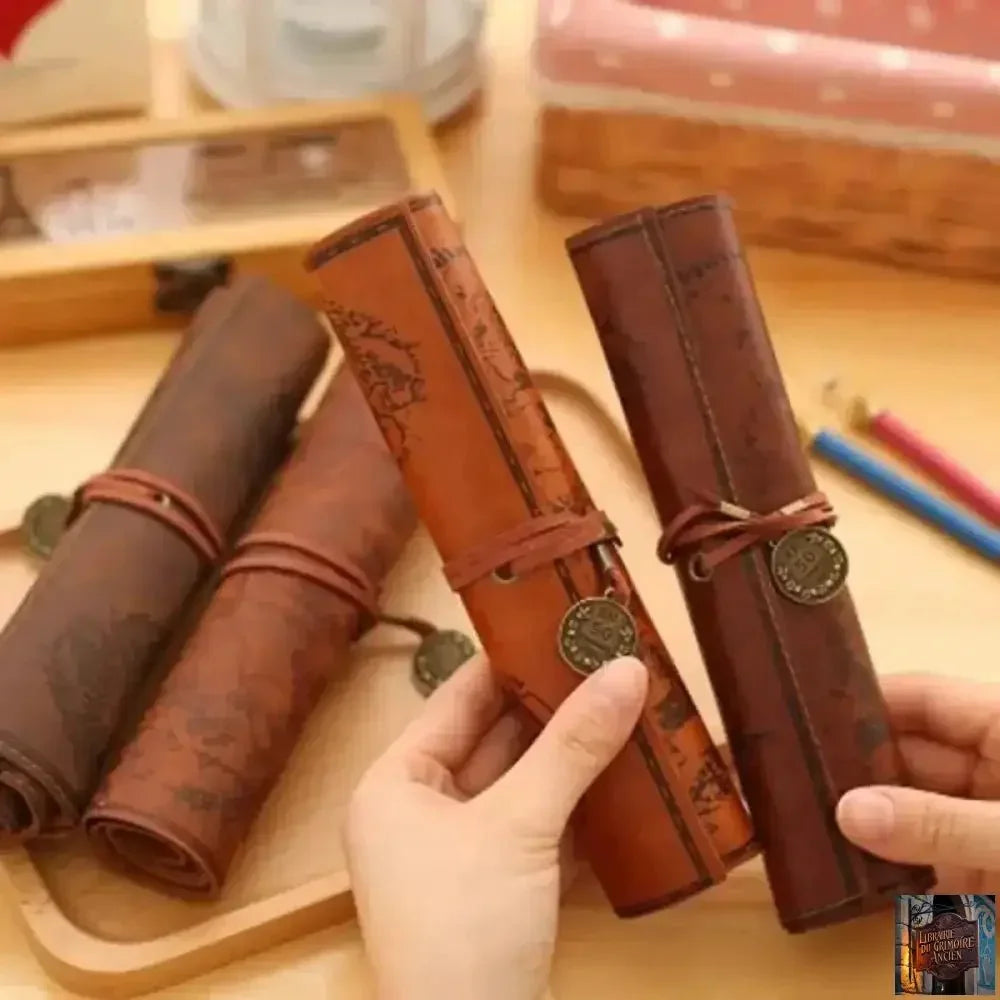 Trousse façon cuir - forme originale - © 2026 Le Grimoire Ancien