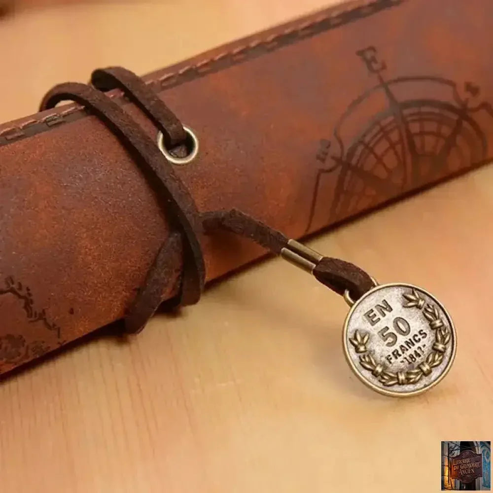 Trousse façon cuir - forme originale - © 2026 Le Grimoire Ancien