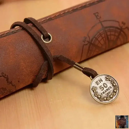 Trousse façon cuir - forme originale - © 2026 Le Grimoire Ancien